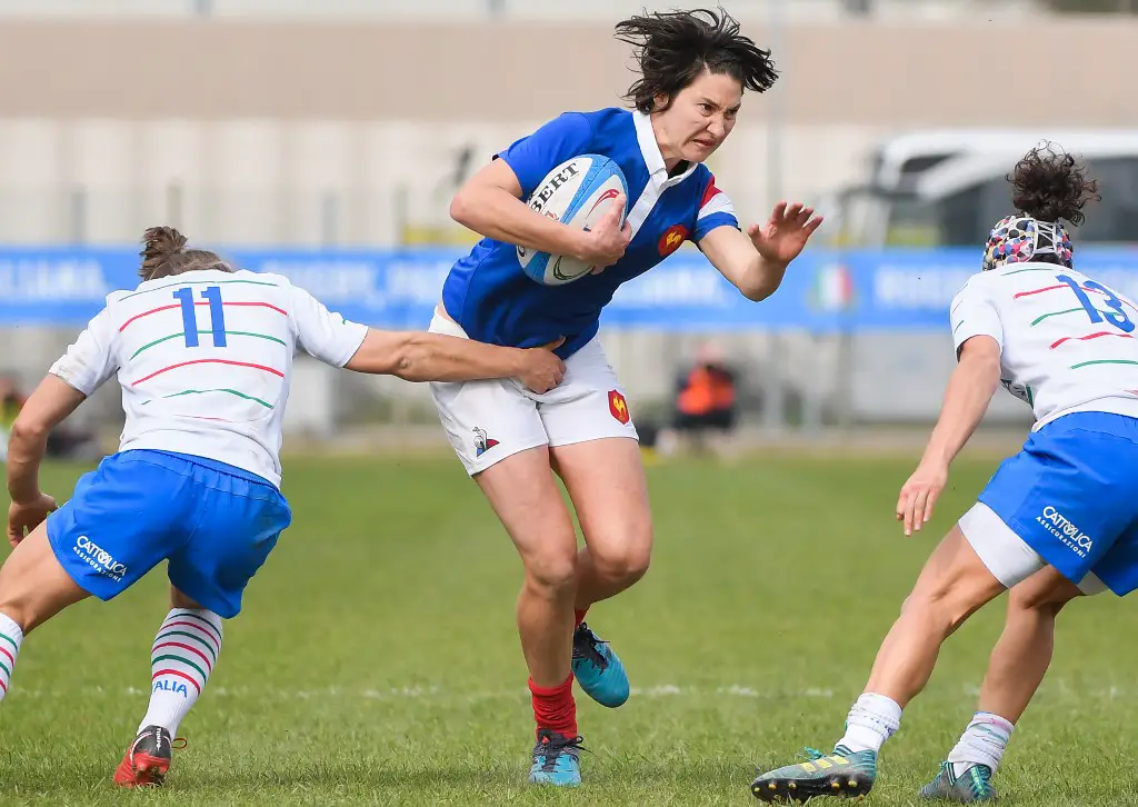 Italy's Sofia Stefan (L) tackles France's Jessy Tremouliere during the women's Six Nations international rugby union match Italy vs France on March 17, 2019 at the Plebiscito stadium in Padua. (Photo by Tiziana FABI / AFP) rugby féminin