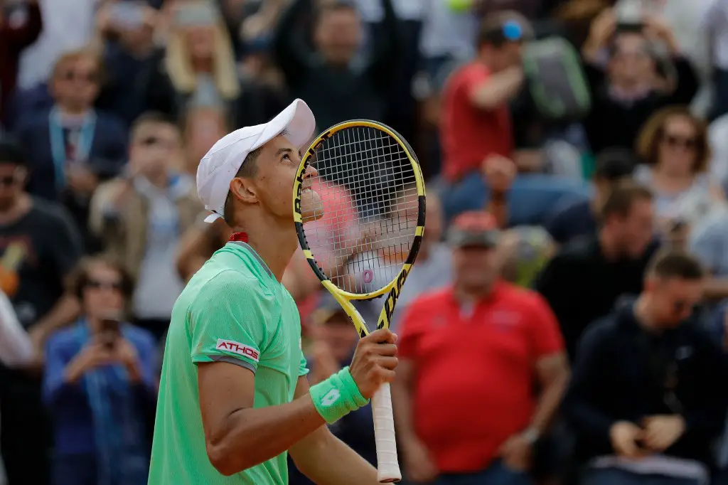 France's Antoine Hoang celebrates after winning against Spain's Fernando Verdasco at the end of their men's singles second round match on day five of The Roland Garros 2019 French Open tennis tournament in Paris on May 30, 2019. (Photo by Thomas SAMSON / AFP)