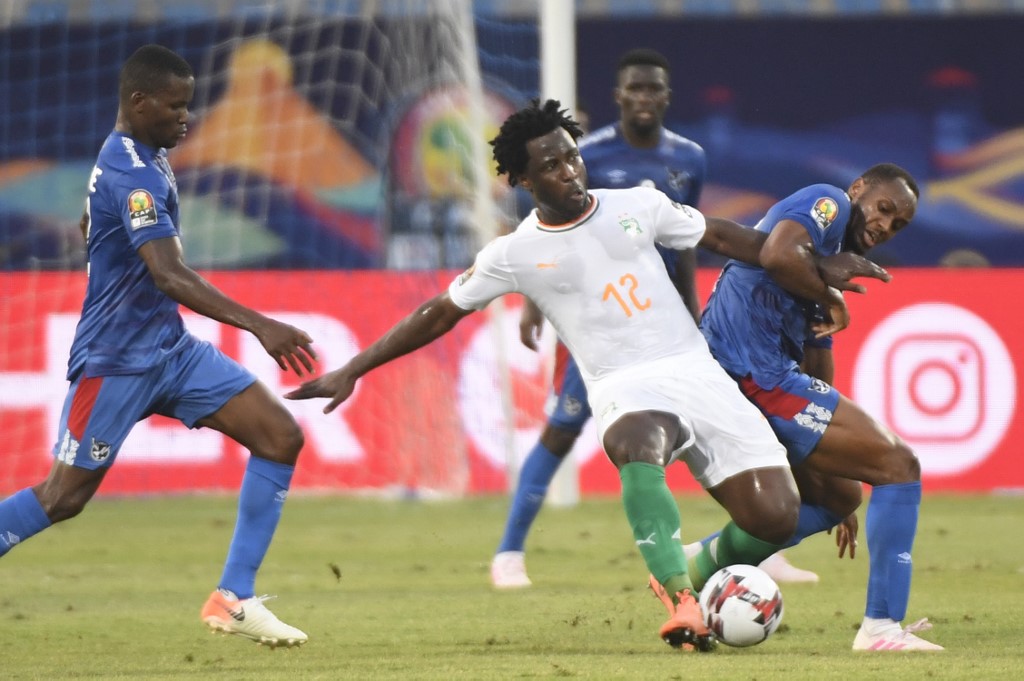 Namibia's defender Ryan Nyambe (R) vies for the ball with Ivory Coast's forward Wilfried Bony (C) during the 2019 Africa Cup of Nations (CAN) Group D football match between Namibia and Ivory Coast at the 30 June Stadium in the Egyptian capital Cairo on July 1, 2019. (Photo by Khaled DESOUKI / AFP)