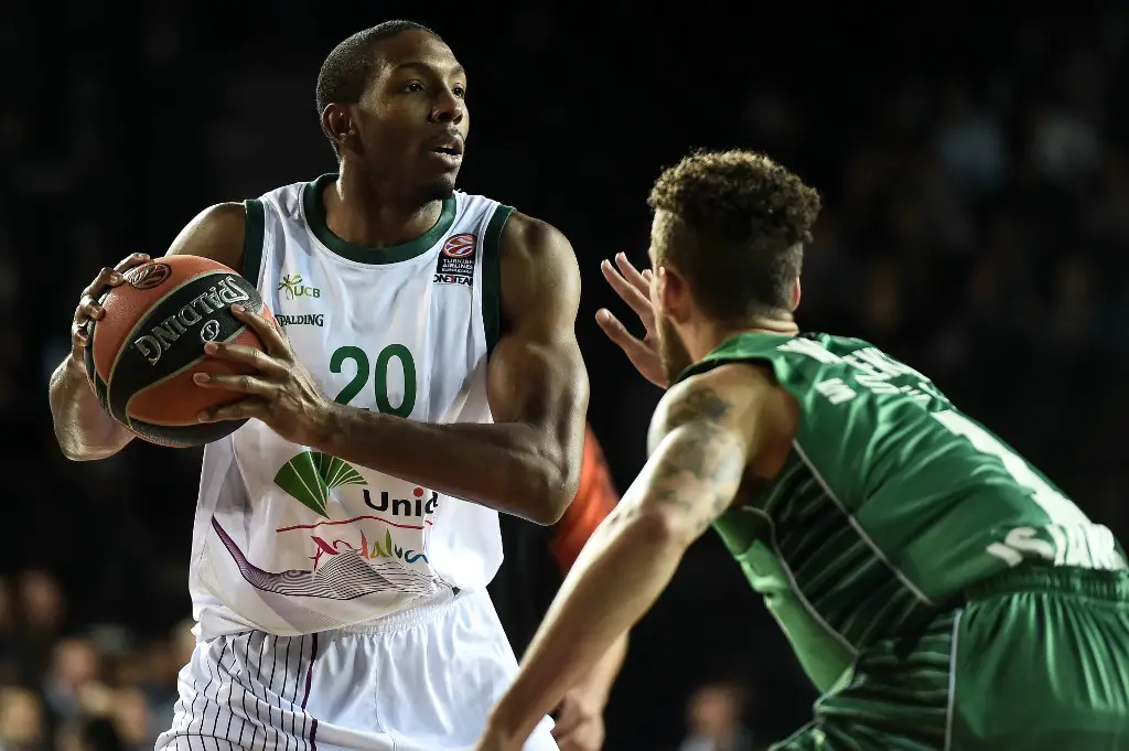 Unicaja Malaga's guard Demarcus Nelson (L) vies for the ball with Darussafaka Dogus Istanbul's guard Scottie Wilbekin during the Euroleague Top 16 basketball match between Darussafaka Dogus Istanbul and Unicaja Malaga on February 25, 2016 at Volkswagen arena in Istanbul. (Photo by OZAN KOSE / AFP)