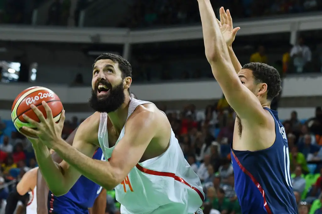 Spain's power forward Nikola Mirotic (L) is blocked by USA's guard Klay Thompson during a Men's semifinal basketball match between Spain and USA at the Carioca Arena 1 in Rio de Janeiro on August 19, 2016 during the Rio 2016 Olympic Games. (Photo by Andrej ISAKOVIC / AFP)
