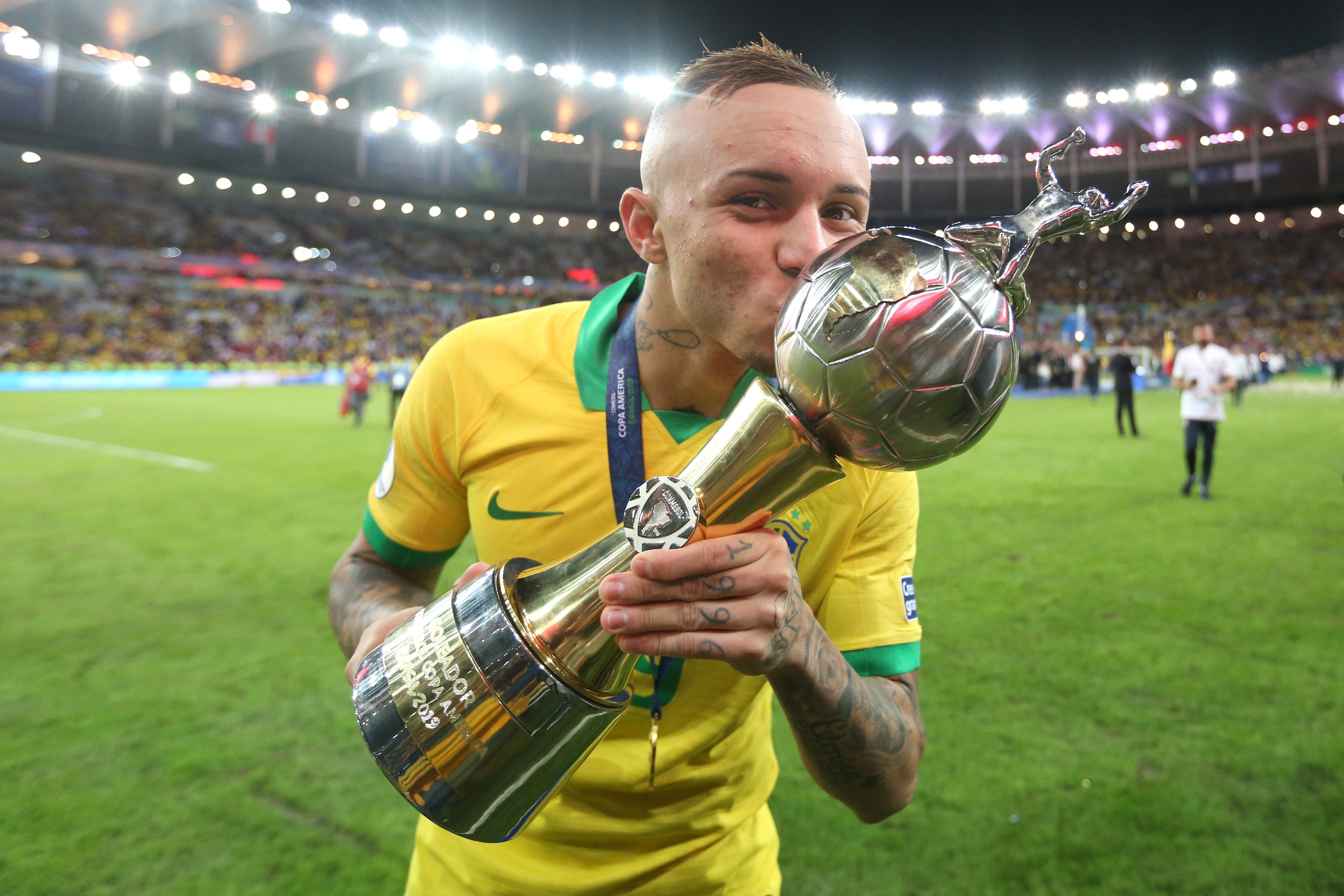 RIO DE JANEIRO, BRAZIL - JULY 07: Everton of Brazil poses with the trophy of top scorer after winning the Copa America Brazil 2019 Final match between Brazil and Peru at Maracana Stadium on July 07, 2019 in Rio de Janeiro, Brazil. (Photo by Alexandre Schneider/Getty Images)