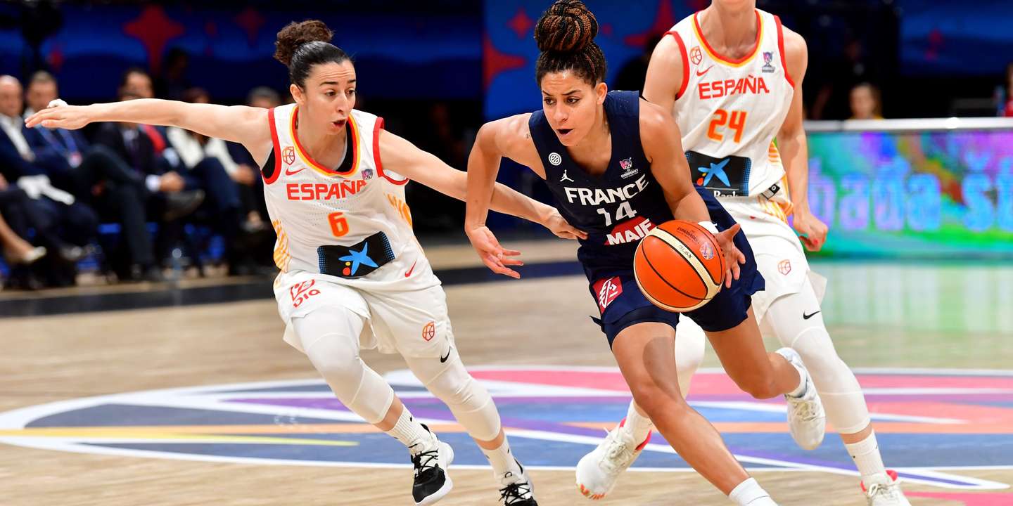 France's Bria Hartley (C) moves past Spain's Silvia Dominguez (L) and Laura Gil (R) during the Women's Eurobasket 2019 final basketball match between Spain and France on July 7, 2019, in Belgrade.  / AFP / ANDREJ ISAKOVIC