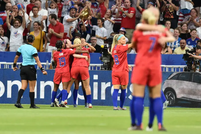 Joie des americaines (etats unis) apres le but de Christen Press