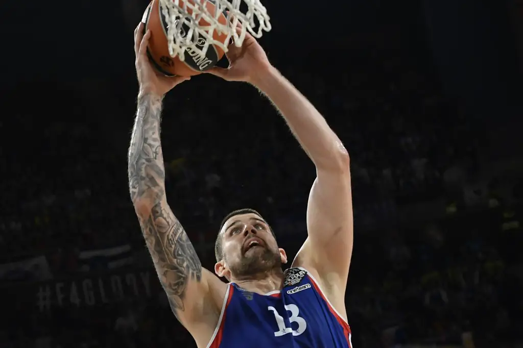 Anadolu Efes' French forward Adrien Moerman scores during the EuroLeague final basketball match between Anadolu Efes and CSKA Moscow at the Fernando Buesa Arena in Vitoria on May 19, 2019. (Photo by LLUIS GENE / AFP)