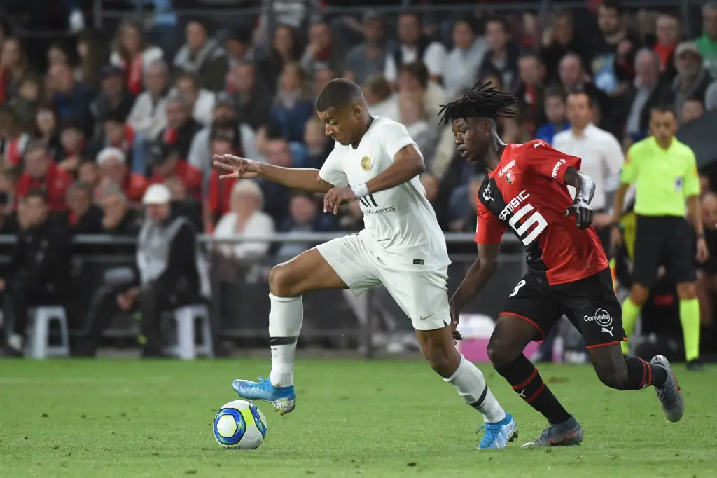 Paris Saint-Germain's French forward Kylian Mbappe (L) vies with Rennes' French midfielder Eduardo Camavinga during the French L1 Football match between Rennes (SRFC) and Paris Saint-Germain (PSG), on August 18, 2019, at the Roazhon Park, in Rennes, northwestern France. (Photo by JEAN-FRANCOIS MONIER / AFP)