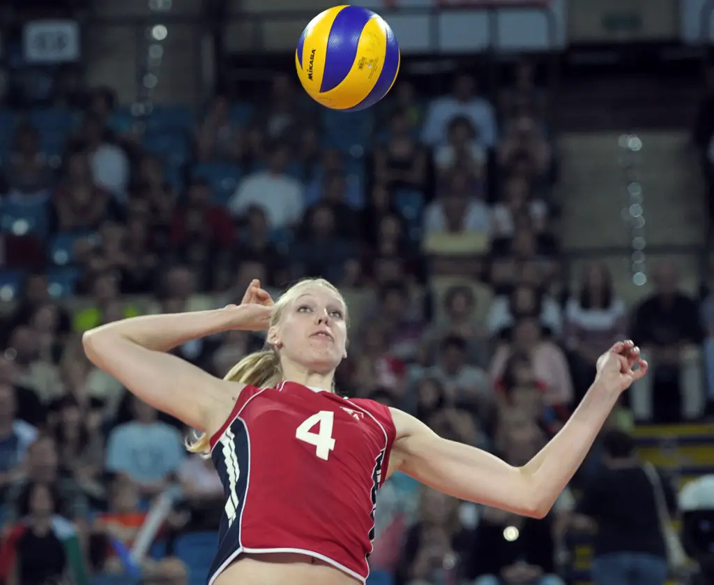Christina Bauer of France  receives a ball during a match against Italy during the Women's European Volleyball Championship  in Wroclaw on September 27, 2009  AFP PHOTO / JANEK SKARZYNSKI (Photo by JANEK SKARZYNSKI / AFP)