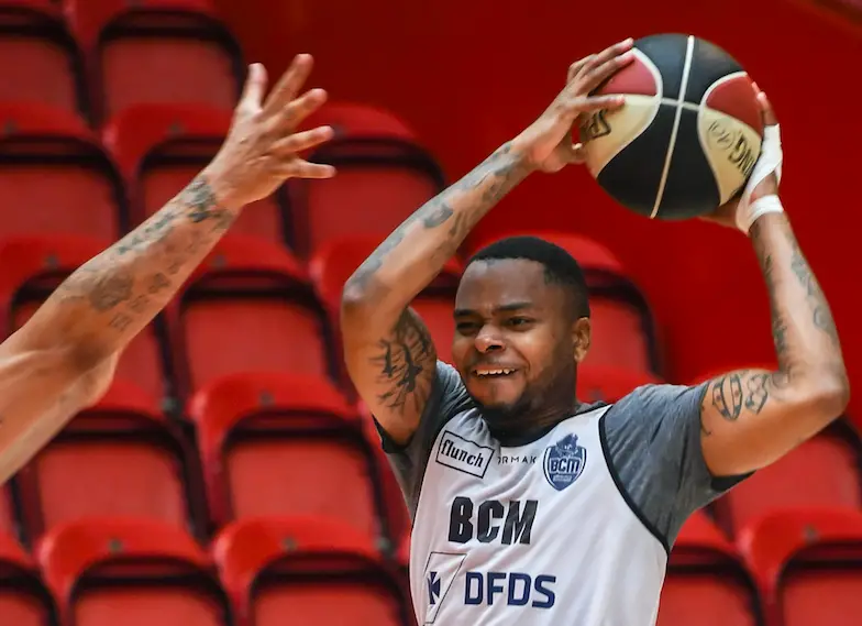 BCM Gravelines' new player of US DJ Cooper attends a training session at the Sortica sports complex in Gravelines, northern France, on September 29, 2017. Cooper was named best player of Pro A last season while he was playing for Pau.
DENIS CHARLET / AFP