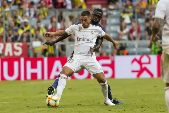 Eden Hazard (Real MadridH im kaHf mit Davinson Sanchez (Tottenham 6)