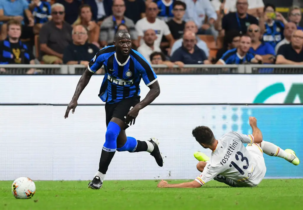 Inter Milan's Belgian forward Romelu Lukaku (L) outruns Lecce's Italian defender Luca Rossettini during the Italian Serie A football match Inter Milan vs US Lecce on August 26, 2019 at the San Siro stadium in Milan. (Photo by Miguel MEDINA / AFP)