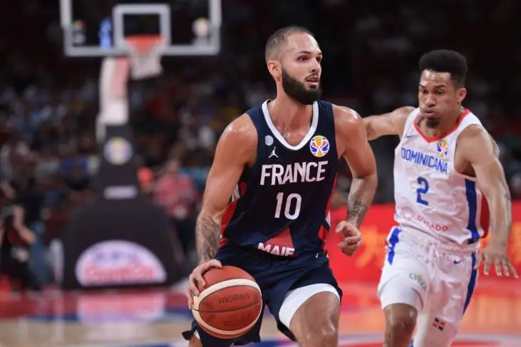 France's Evan Fournier (L) dribbles past Dominican Republic's Rigoberto Mendoza during the Basketball World Cup Group G game between Dominican Republic and France in Shenzhen on September 5, 2019. (Photo by Nicolas ASFOURI / AFP)