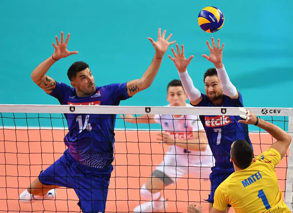 Romania's Ciprian Matei (R) faces French players Kevin Tillie (C) and Nicolas Le Goff (L) during the Euro 2019 volleyball match betwwen Romania and France on September 12, 2019 in Montpellier. (Photo by PASCAL GUYOT / AFP)