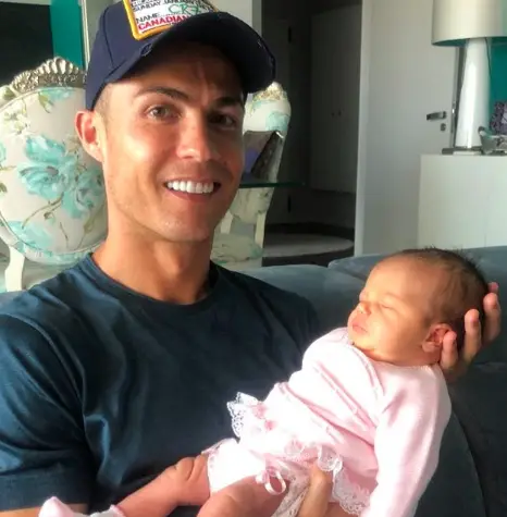 Carnet rose – Cristiano Ronaldo accueille un nouvel enfant : une petite  fille ! –