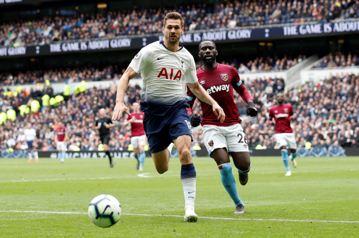 West Ham's Arthur Masuaku in action with Tottenham's Fernando Llorente