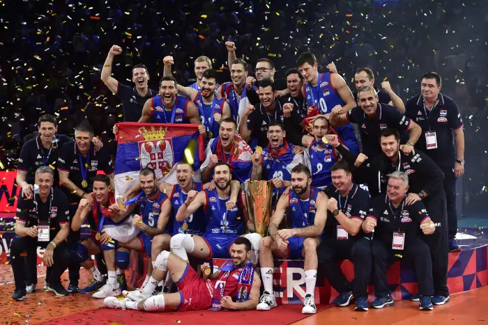 joie des joueurs de la Serbie avec le trophee de champions d Europe