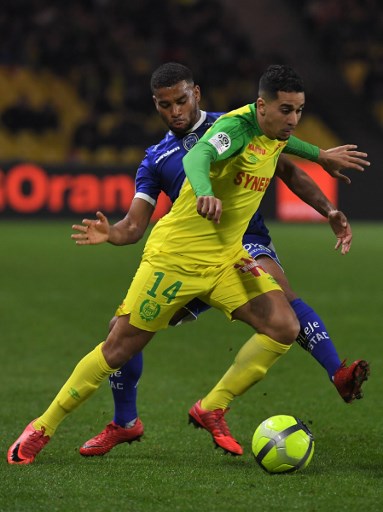 Nantes' Belgian forward Yassine El-Ghanassy (R) vies with Troyes' French forward Samuel Grandsir during the French L1 football match between Nantes (FCN) and Troyes (ESTAC) at La Beaujoire Stadium in Nantes, western France, on March 10, 2018. (Photo by LOIC VENANCE / AFP)