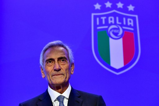 New President of the Italian Football Federation (FIGC), Gabriele Gravina poses with the federation's logo following the vote during the elective assembly of the FIGC on October 22, 2018 at the Hilton hotel of Rome's Fiumicino airport. (Photo by Alberto PIZZOLI / AFP)