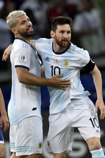 Argentina's Lionel Messi (R) celebrates with teammate Sergio Aguero after scoring a penalty against Paraguay which was awarded by the VAR after a hand in the area during their Copa America football tournament group match at the Mineirao Stadium in Belo Horizonte, Brazil, on June 19, 2019. (Photo by Douglas Magno / AFP)