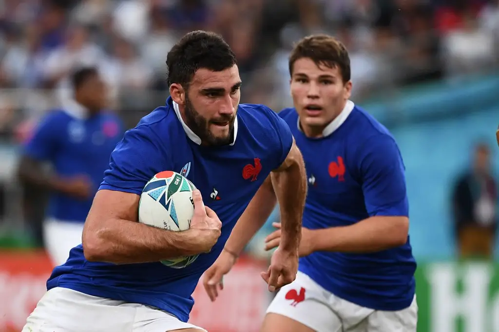 France's flanker Charles Ollivon (L) runs with the ball during the Japan 2019 Rugby World Cup Pool C match between France and Argentina at the Tokyo Stadium in Tokyo on September 21, 2019. (Photo by FRANCK FIFE / AFP)