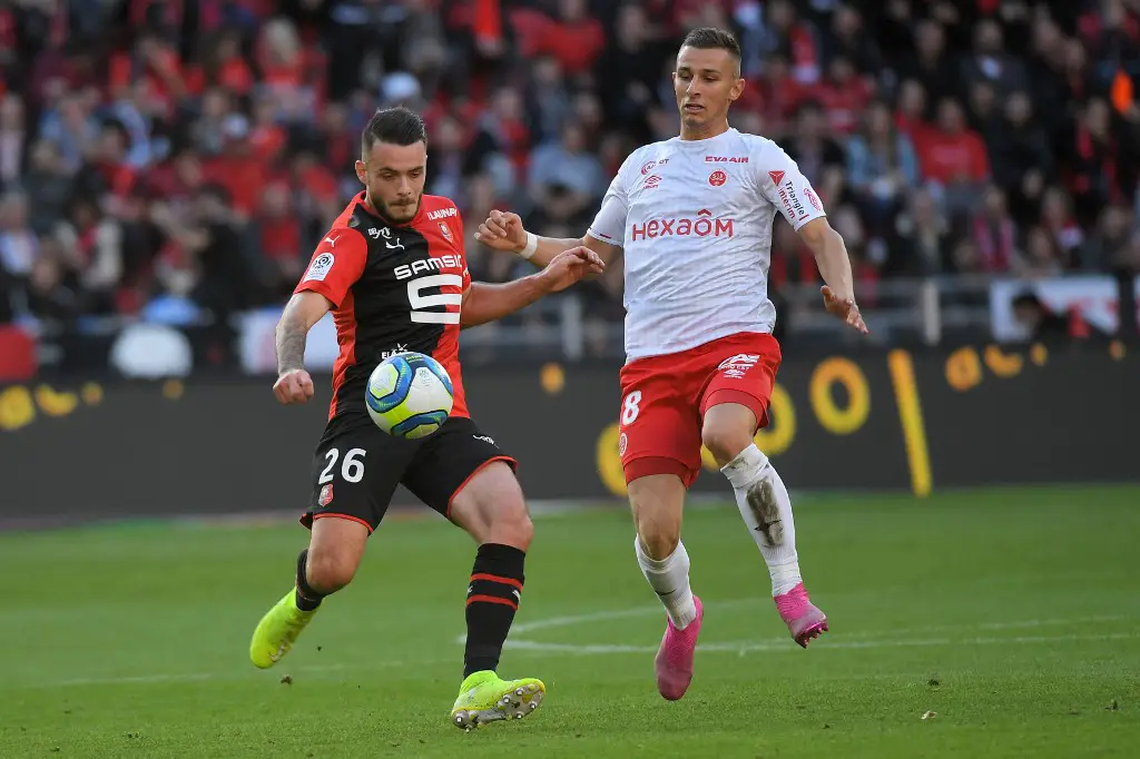 Reims' French forward Remi Oudin (R) fights for the ball with Rennes' French midfielder Jeremy Gelin during the French L1 Football match between Stade Rennais Football Club and Stade de Reims at the Roazhon Park, in Rennes, northwestern France on September 22, 2019. (Photo by LOIC VENANCE / AFP)