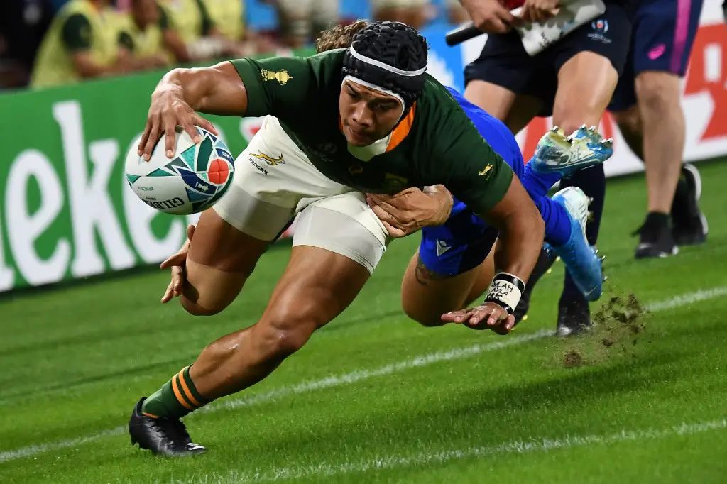 (FILES) In this file photo taken on October 4, 2019, South Africa's wing Cheslin Kolbe (L) runs to score a try during the Japan 2019 Rugby World Cup Pool B match between South Africa and Italy at the Shizuoka Stadium Ecopa in Shizuoka. - South Africa's Cheslin Kolbe, Japan's Kenki Fukuoka and Wales' Josh Adams - these three wingers are among the players who lit up the first round of the Japan 2019 Rugby World Cup and helped bring their team to the quarter-finals of the tournament. (Photo by Anne-Christine POUJOULAT / AFP)