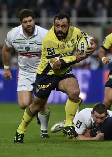 Clermont's Georgian prop Davit Zirakashvili (C) runs with the ball during the French Top 14 rugby match ASM Clermont versus Pau on March 18, 2017 at the Michelin stadium in Clermont-Ferrand, central France. (Photo by THIERRY ZOCCOLAN / AFP)