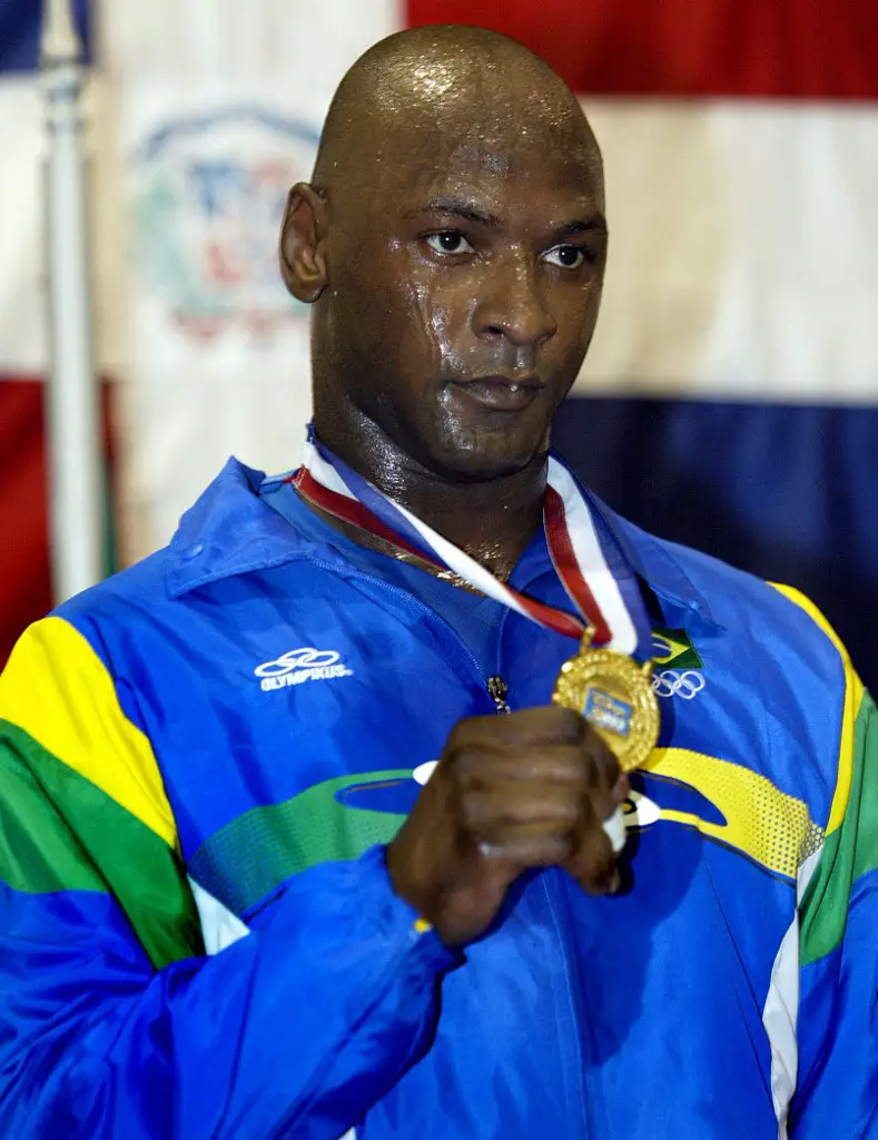 Brazilian Mario Sabino shows his judo 100kg category gold medal got after defeating Canadian Nicholas Gill at the XIV Pan American Games 11 August 2003 in Santo Domingo.  AFP PHOTO/Juan BARRETO (Photo by JUAN BARRETO / AFP)