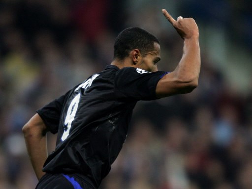 Lyon's John Carew celebrates after scoring against Real Madrid during their Champions League group F football match at the Santiago Barnabeu Stadium in Madrid, 23 November 2005. Match ended 1-1.AFP PHOTO/Pierre-Philippe MARCOU (Photo by PIERRE-PHILIPPE MARCOU / AFP)