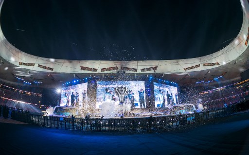 Players celebrating during the award ceremony of the World Championships Final of League of Legends at the National Stadium 'Bird's Nest' in Beijing on November 4, 2017. - The final of the world championships for League of Legends, one of the most-played video games on the planet, took place on November 4 in Beijing's "Bird's Nest", the national stadium built for the 2008 Olympic Games. (Photo by STR / AFP) / China OUT / TO GO WITH AFP STORY "INTERNET-JEUX-SOCIETE-CHINE-SPORT" BY LUDOVIC EHRET