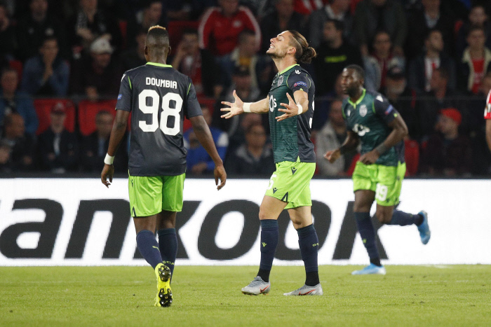 EINDHOVEN, PSV - SportinHClube H Portugal SCP, 19-09-2019, football, season 2019-2020, Europa League Group Stage, Philips Stadium, Sporting CP player Pedro Mendes celebrating the 3-2 during the match PSV - Sporting Portugal