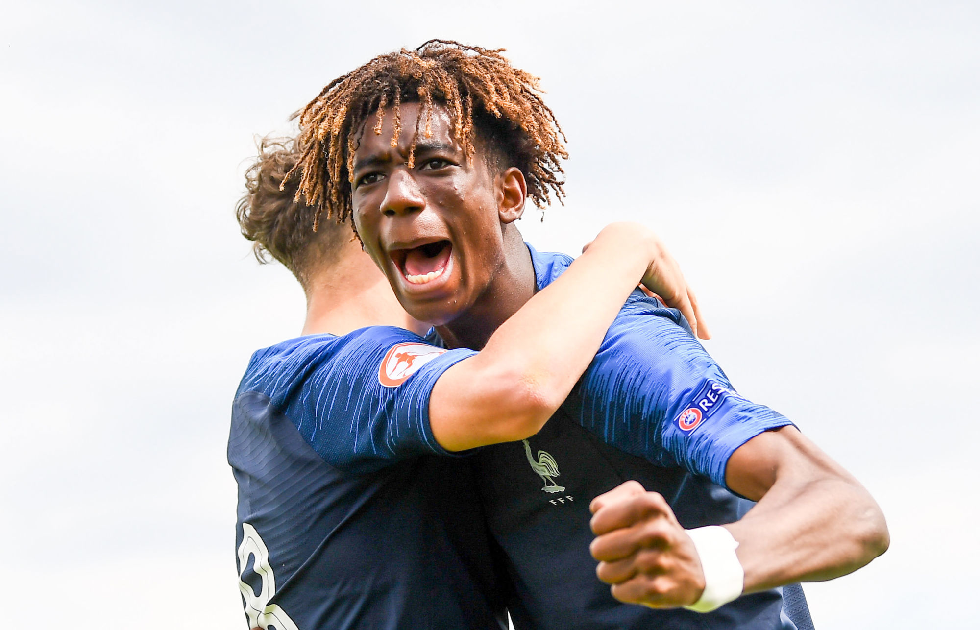 12 May 2019; Adil Aouchiche celebrates with his France team-mate Kelian Nsona Wa Saka, right, after after scoring his side's fourth goal during the 2019 UEFA European Under-17 Championships quarter-final match between France and Czech Republic at Tallaght Stadium in Dublin. Photo : Sportsfile / Icon Sport