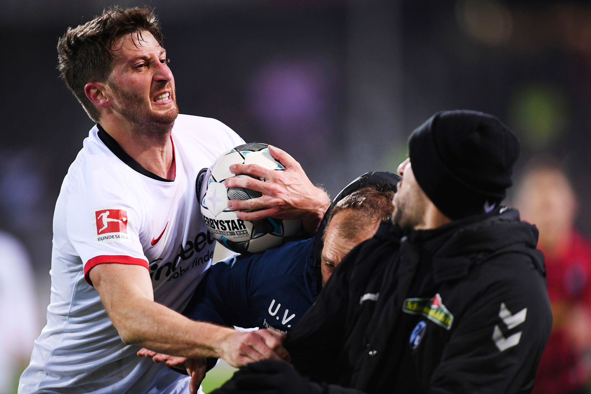 10 November 2019, Baden-Wuerttemberg, Freiburg: Soccer: Bundesliga, SC Freiburg - Eintracht Frankfurt, 11th matchday in the Schwarzwaldstadion. David Abraham (l) from Frankfurt fights with Vincenzo Grifo from Freiburg (r). Photo: Patrick Seeger/dpa - IMPORTANT NOTE: In accordance with the requirements of the DFL Deutsche Fu?ball Liga or the DFB Deutscher Fu?ball-Bund, it is prohibited to use or have used photographs taken in the stadium and/or the match in the form of sequence images and/or video-like photo sequences. - Schwarzwald-Stadion  - Fribourg (Allemagne)