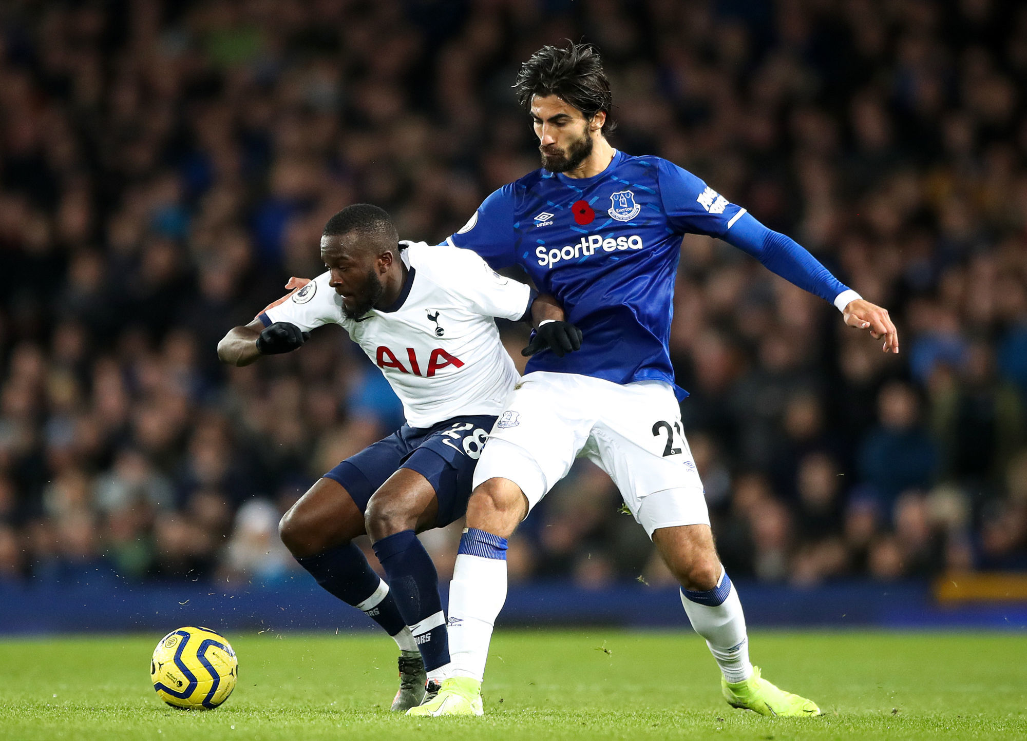 Tottenham Hotspur's Tanguy Ndombele (left) and Everton's Andre Gomes battle for the ball during the Premier League match at Goodison Park, Liverpool. 
Photo by Icon Sport - Tanguy NDOMBELE - Andre GOMES - Goodison Park  - Liverpool (Angleterre)