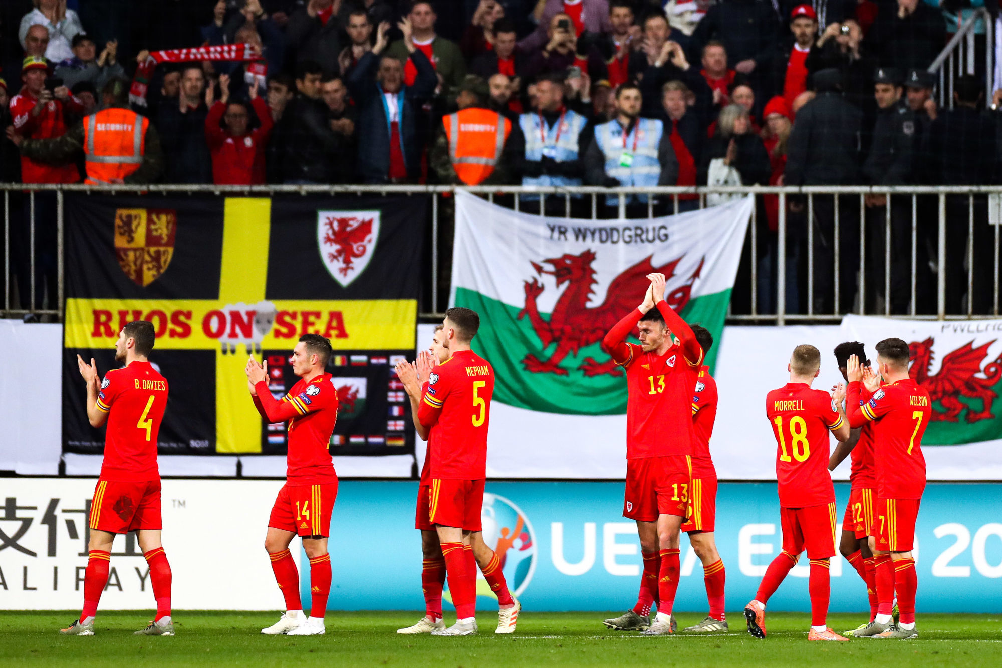 Wales players applaud the fans after the final whistle during the UEFA Euro 2020 Qualifying match at the Bakcell Arena, Baku. 
Photo by Icon Sport - Bakcell Arena - Baku (Azerbaidjan)