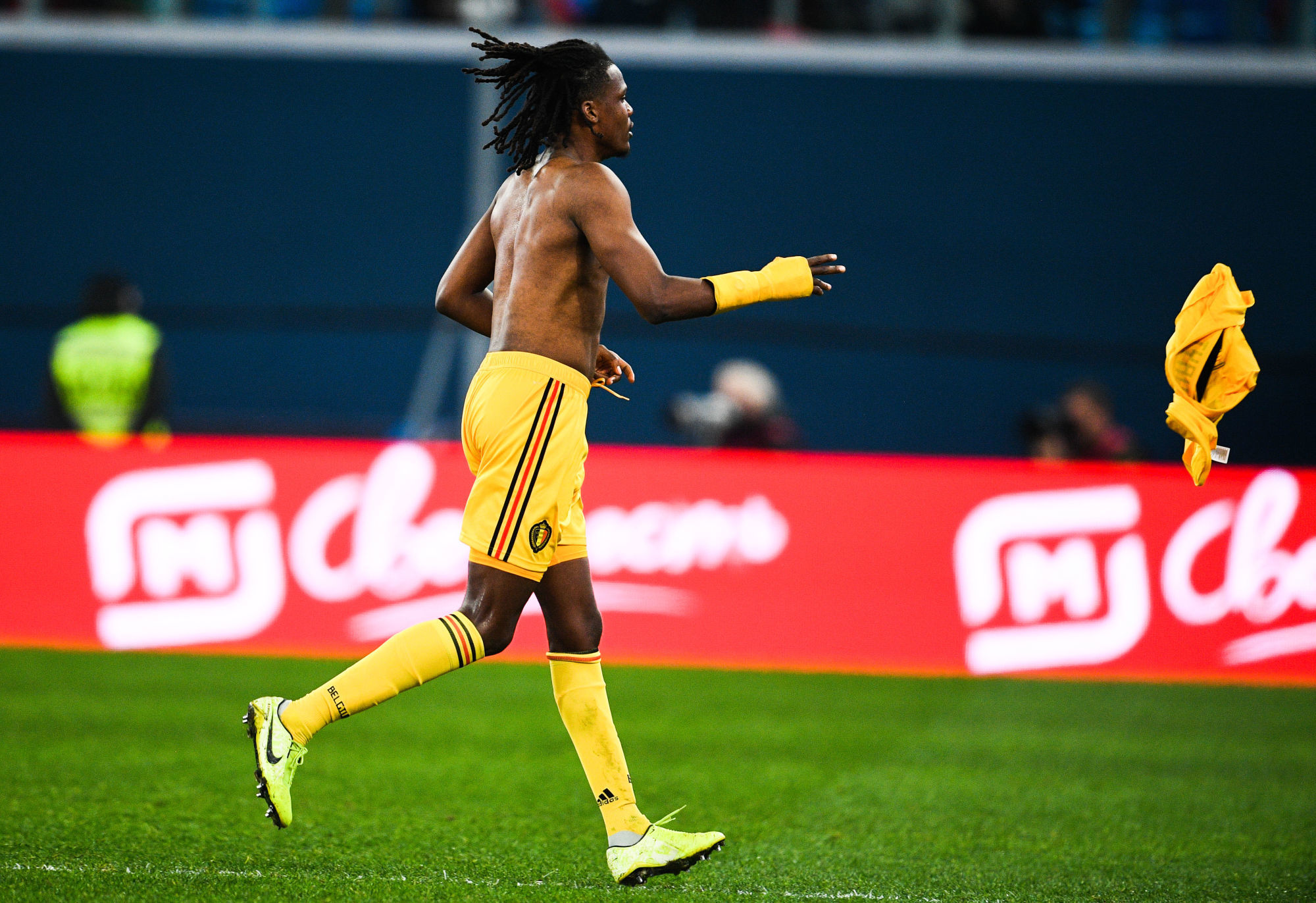 6077079 16.11.2019 Belgium's Dedryck Boyata changes his T-shirt during the Euro 2020 Group I qualifying soccer match between Russia and Belgium, in St. Petersburg, Russia.  Vladimir Astapkovich / Sputnik 

Photo by Icon Sport - Stade Krestovski - Saint Petersbourg (Russie)