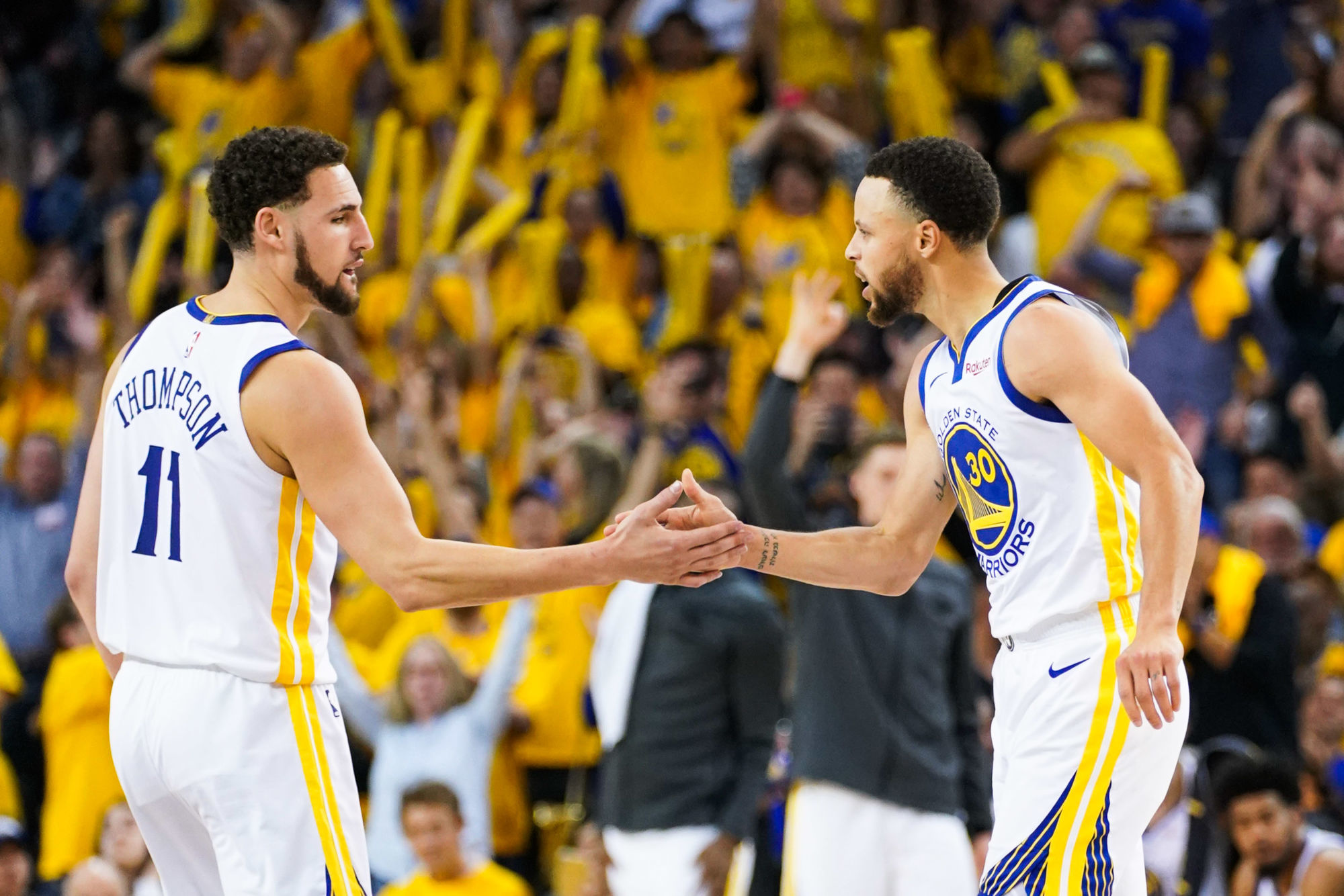 April 13, 2019; Oakland, CA, USA; Golden State Warriors guard Klay Thompson (11) and guard Stephen Curry (30) celebrate during the fourth quarter in game one of the first round of the 2019 NBA Playoffs at Oracle Arena. Photo : SUSA / Icon Sport