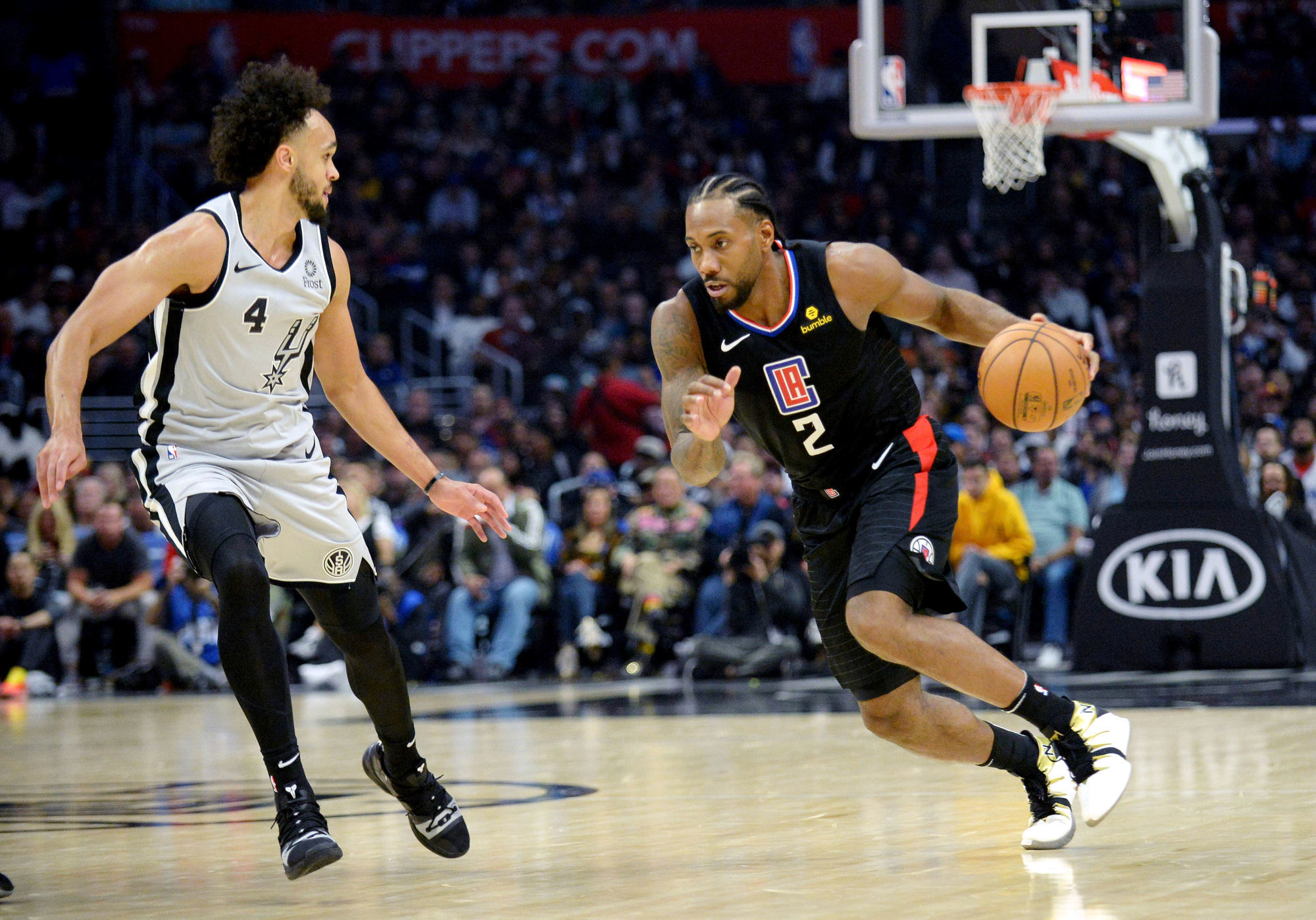 October 31, 2019; Los Angeles, CA, USA; Los Angeles Clippers forward Kawhi Leonard (2) moves the ball against San Antonio Spurs guard Derrick White (4) during the second half at Staples Center. Mandatory Credit: Gary A. Vasquez-USA TODAY Sports/Sipa USA 
SUSA / Icon Sport - Staples Center - Los Angeles (Etats Unis)