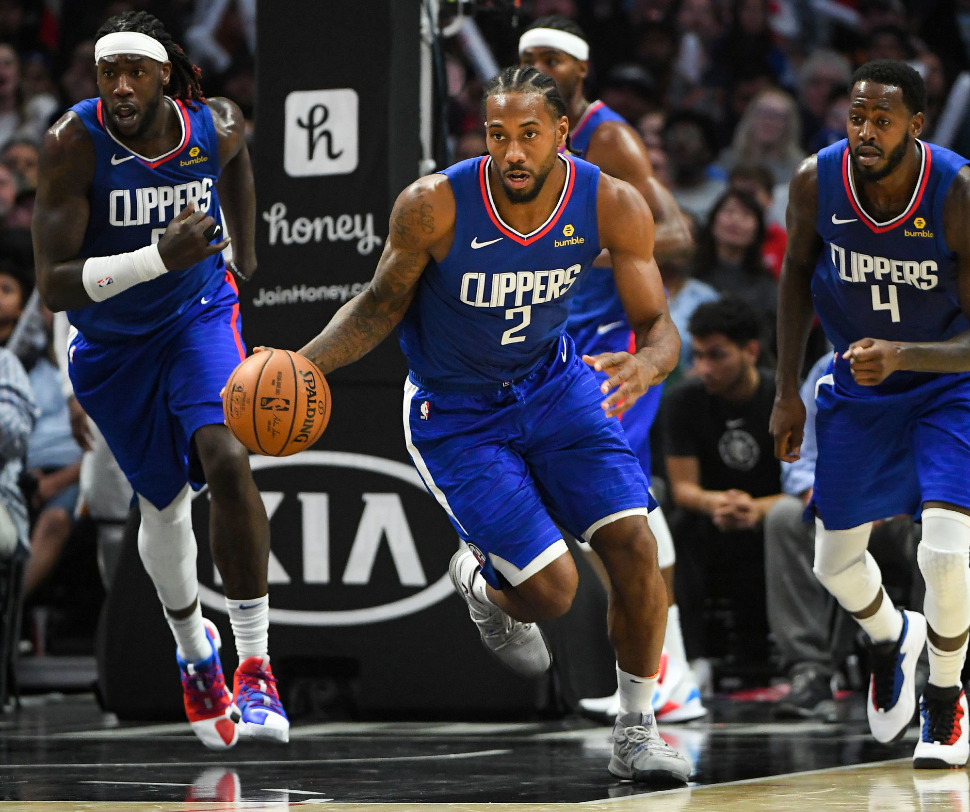 Nov 3, 2019; Los Angeles, CA, USA; Los Angeles Clippers forward Kawhi Leonard (2) dribble up court as forward Montrezl Harrell (5) and forward JaMychal Green (4) react in the second half of the game against the Utah Jazz at Staples Center. Mandatory Credit: Jayne Kamin-Oncea-USA TODAY Sports/Sipa USA 


Photo by Icon Sport - Montrezl HARRELL - Kawhi LEONARD - Staples Center - Los Angeles (Etats Unis)