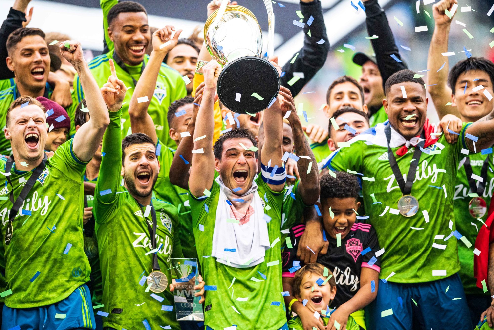 Seattle Sounders players lift up the trophy after the MLS Cup Championship game between the Seattle Sounders and Toronto FC at CenturyLink Field on Sunday November 10, 2019 in Seattle, WA. Jacob Kupferman/(Photo by Jacob Kupferman/CSM/Sipa USA) 

Photo by Icon Sport - CenturyLink Field - Seattle (Etats Unis)