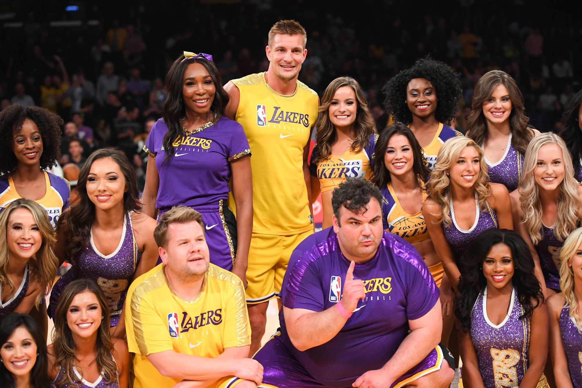 Nov 19, 2019; Los Angeles, CA, USA; Tennis player Venus Williams, former NFL player Rob Gronkowski, comedians James Corden and Ian Karmel take a photo with the Los Angeles Lakers girls after dancing with them during halftime of the game against the Oklahoma City Thunder at Staples Center. Mandatory Credit: Jayne Kamin-Oncea-USA TODAY Sports/Sipa USA 

Photo by Icon Sport - Rob GRONKOWSKI - Venus WILLIAMS - James CORDEN - Ian KARMEL - Staples Center - Los Angeles (Etats Unis)