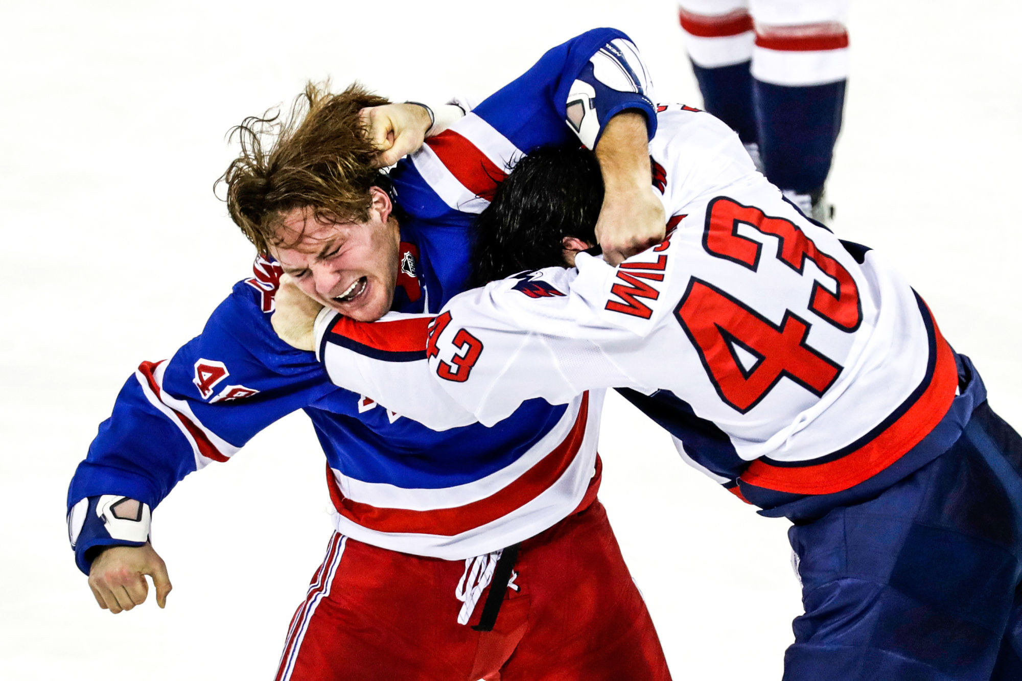Nov 20, 2019; New York, NY, USA; Washington Capitals right wing Tom Wilson (43) fights with New York Rangers left wing Brendan Lemieux (48) during the third period at Madison Square Garden. Mandatory Credit: Adam Hunger-USA TODAY Sports 

Photo by Icon Sport - Madison Square Garden - New York (Etats Unis)