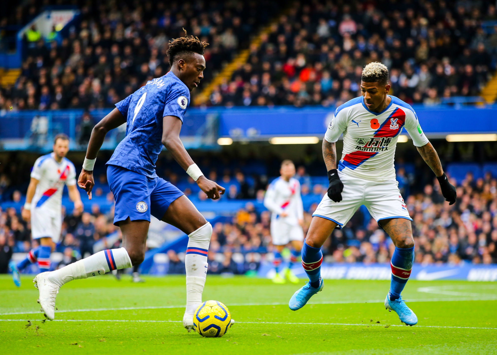 Tammy Abraham of Chelsea takes on Patrick van Aanholt of Crystal Palace during the Premier League match at Stamford Bridge, London. Picture date: 9th November 2019. Picture credit should read: Paul Terry/Sportimage 

Photo by Icon Sport - Stamford Bridge - Londres (Angleterre)