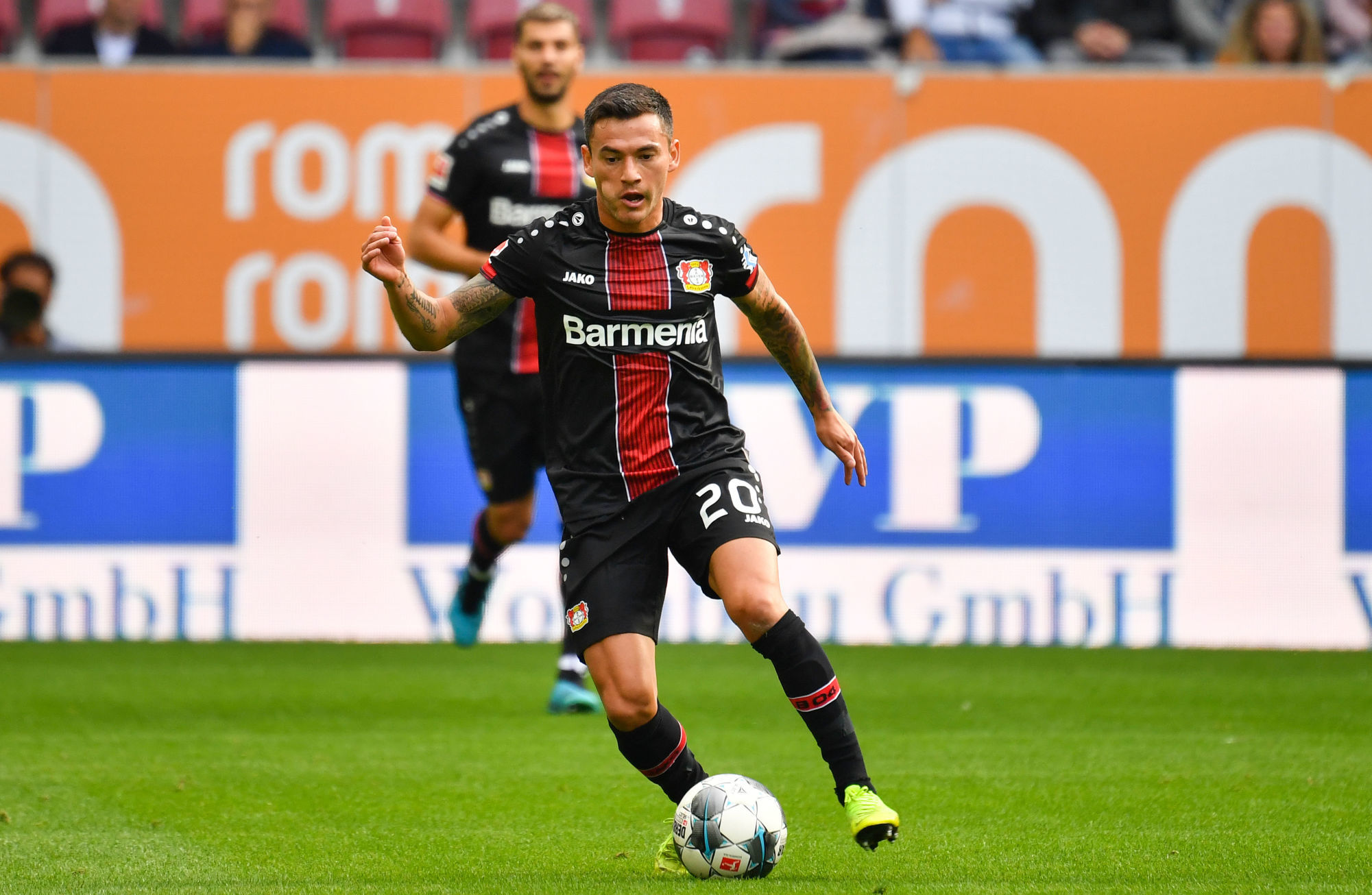 Charles ARANGUIZ (Bayer Leverkusen), Action, Single Action, Frame, Cut Out, Full Body, Whole Figure. Soccer 1. Bundesliga, 6.matchday, matchday06, FC Augsburg (A) -Bayer Leverkusen (LEV) 0-3, on 28.09.2019 in Augsburg, WWKARENA, DFL REGULATIONS PROHIBIT ANY USE OF PHOTOGRAPH AS IMAGE SEQUENCES AND / OR QUASI VIDEO. | usage worldwide ..Photo by Icon Sport - Charles ARANGUIZ - WWK Arena - Augsbourg (Allemagne)