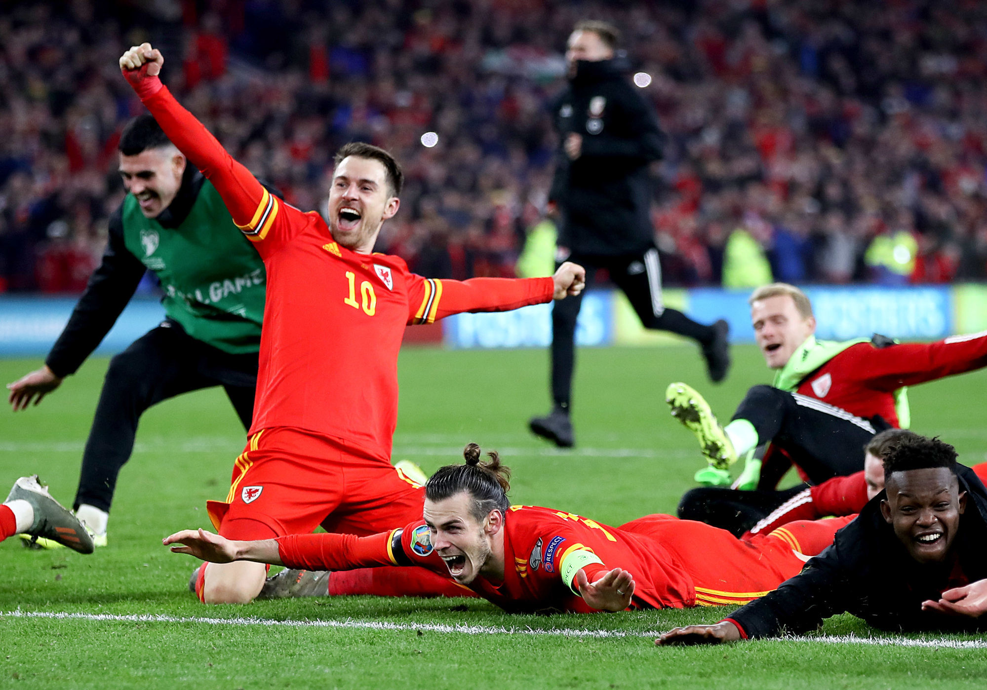 Wales' Aaron Ramsey (left) and Gareth Bale (right) celebrate victory and qualification after the UEFA Euro 2020 Qualifying match at the Cardiff City Stadium. 

Photo by Icon Sport - Cardiff City Stadium - Cardiff (Pays de Galles)