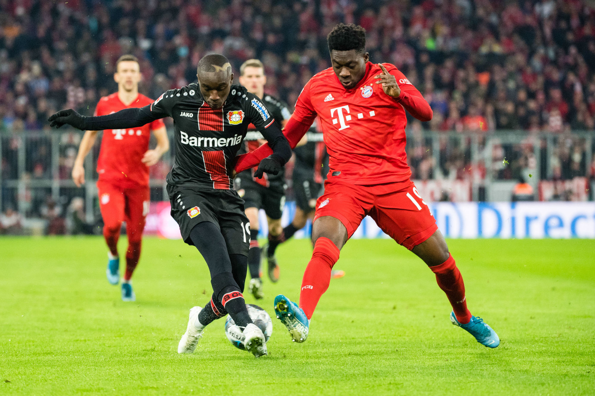 30 November 2019, Bavaria, Munich: Soccer: Bundesliga, Bayern Munich - Bayer Leverkusen, 13th matchday in the Allianz Arena. Moussa Diaby from Leverkusen (l) and Alphonso Davies from FC Bayern Munich in the duel for the ball. Photo: Matthias Balk/dpa - IMPORTANT NOTE: In accordance with the requirements of the DFL Deutsche Fu?ball Liga or the DFB Deutscher Fu?ball-Bund, it is prohibited to use or have used photographs taken in the stadium and/or the match in the form of sequence images and/or video-like photo sequences. 

Photo by Icon Sport - Allianz Arena - Munich (Allemagne)