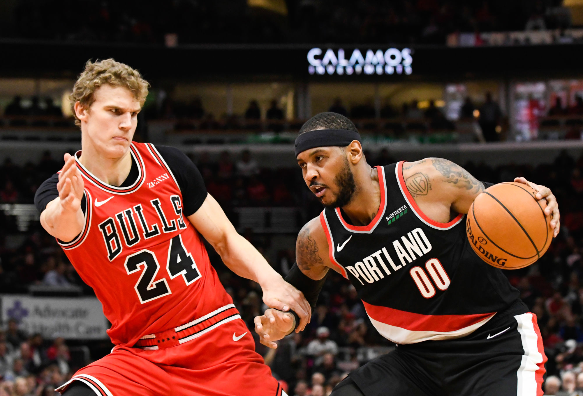 Nov 25, 2019; Chicago, IL, USA; Portland Trail Blazers forward Carmelo Anthony (00) drives on Chicago Bulls forward Lauri Markkanen (24) during the second half at United Center. Mandatory Credit: David Banks-USA TODAY Sports/Sipa USA 

Photo by Icon Sport - Lauri MARKKANEN - Carmelo ANTHONY - United Center - Chicago (Etats Unis)
