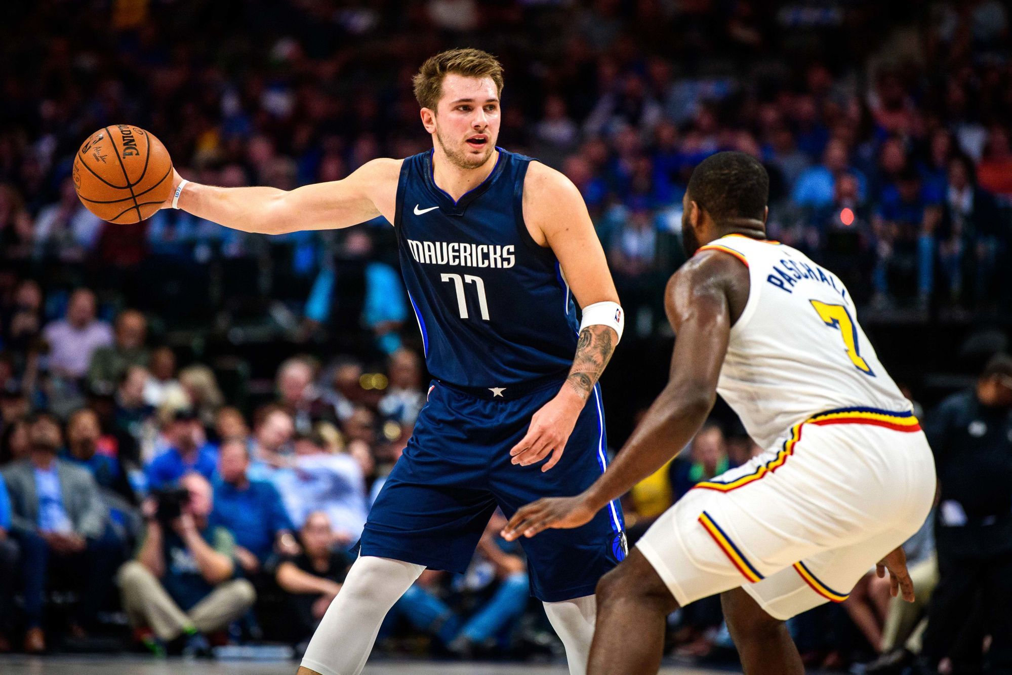 Nov 20, 2019; Dallas, TX, USA; Dallas Mavericks forward Luka Doncic (77) does a no look pass as Golden State Warriors forward Eric Paschall (7) defends during the first quarter at the American Airlines Center. Mandatory Credit: Jerome Miron-USA TODAY Sports/Sipa USA 

Photo by Icon Sport - Luka DONCIC - Eric PASCHALL - American Airlines Center - Dallas (Etats Unis)