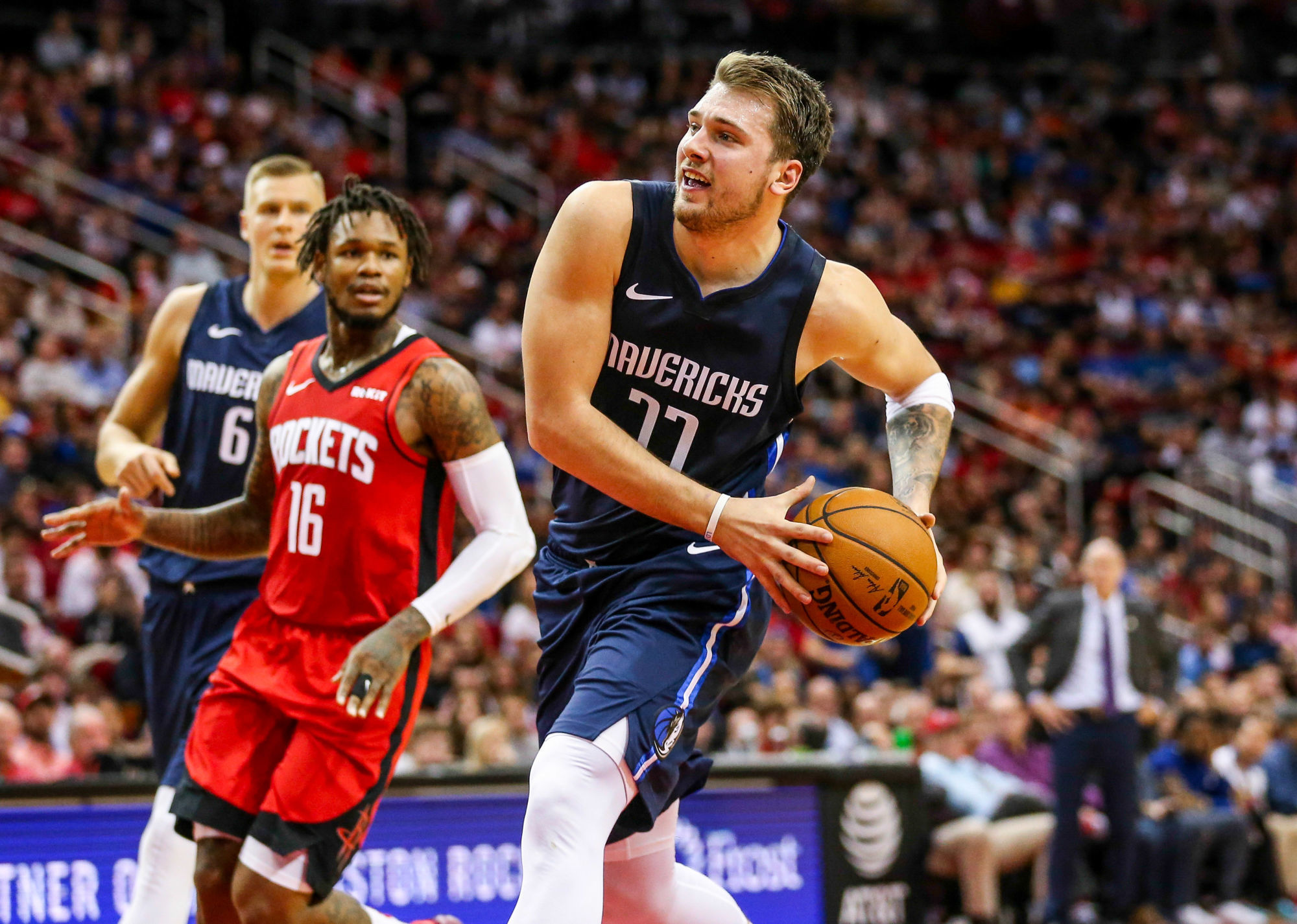 Nov 24, 2019; Houston, TX, USA; Dallas Mavericks forward Luka Doncic (77) drives with the ball during the fourth quarter against the Houston Rockets at Toyota Center. Mandatory Credit: Troy Taormina-USA TODAY Sports/Sipa USA 

Photo by Icon Sport - Luka DONCIC - Toyota Center - Houston (Etats Unis)
