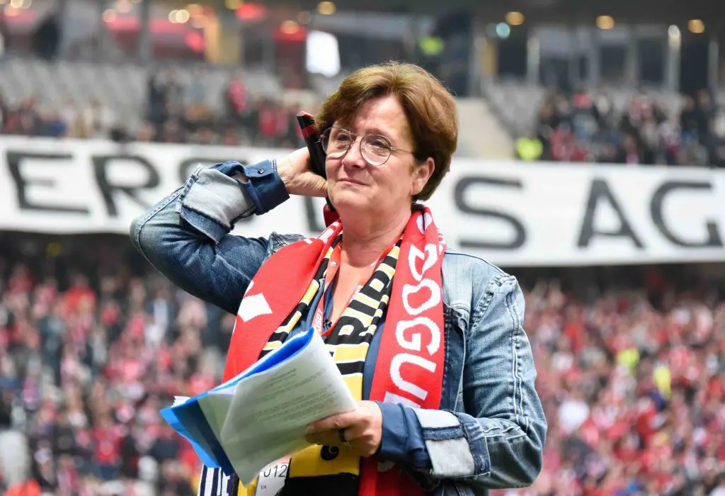 Il y a 30 ans, elle devenait la première femme speakerine dans un stade de football en France. Rencontre avec Anne-Sophie Roquette, voix officielle du LOSC de 1989 à 2019. DR/.
