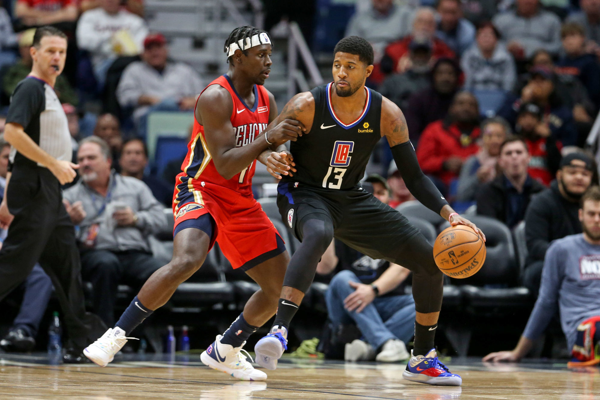 Nov 14, 2019; New Orleans, LA, USA; Los Angeles Clippers forward Paul George (13) controls the ball against New Orleans Pelicans guard Jrue Holiday (11) in the second half at the Smoothie King Center. Mandatory Credit: Chuck Cook-USA TODAY Sports/Sipa USA 

Photo by Icon Sport - Jrue HOLIDAY - Paul GEORGE - Smoothie King Center - Nouvelle Orleans (Etats Unis)